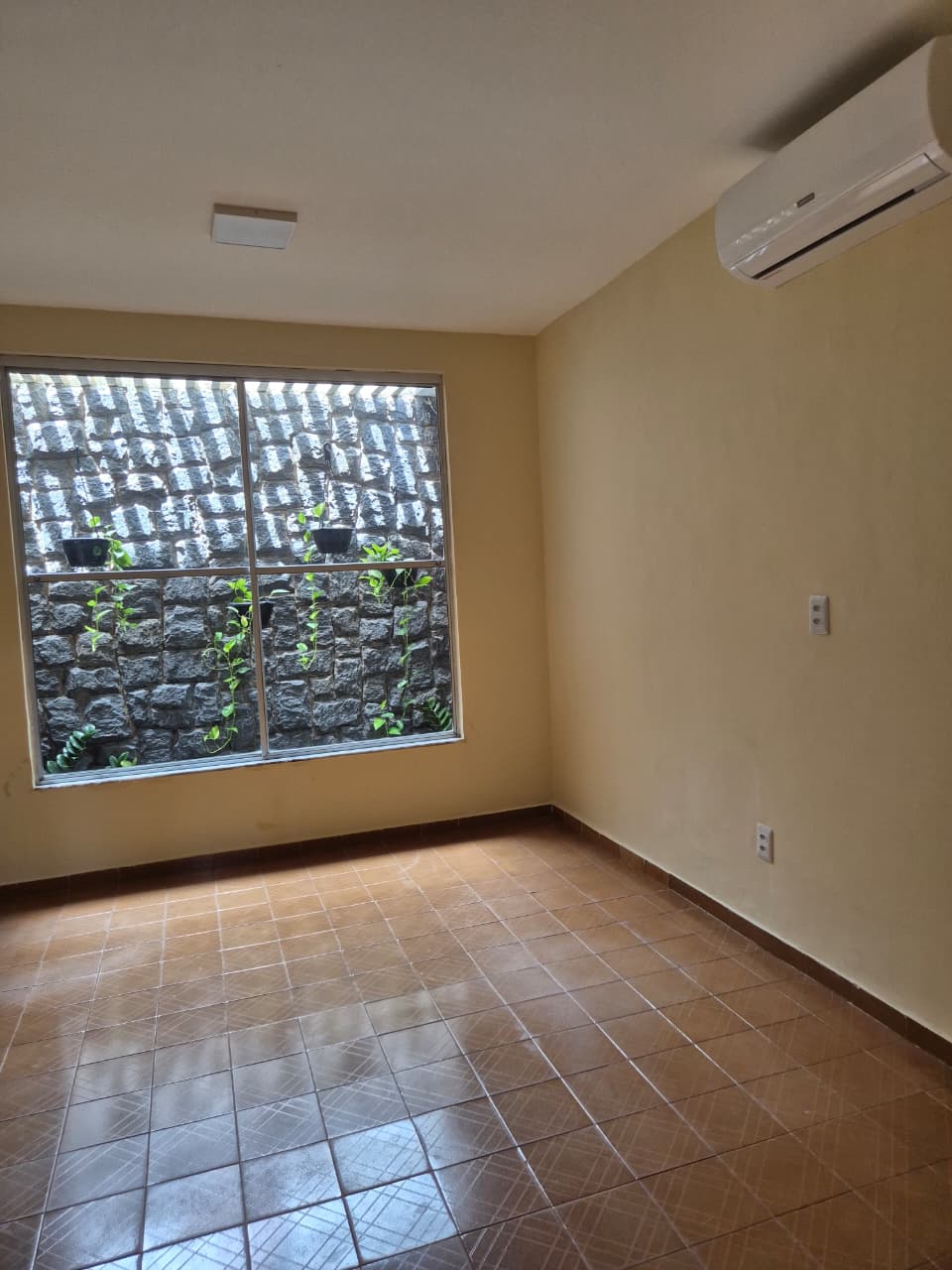 Sala climatizada com vista para jardim