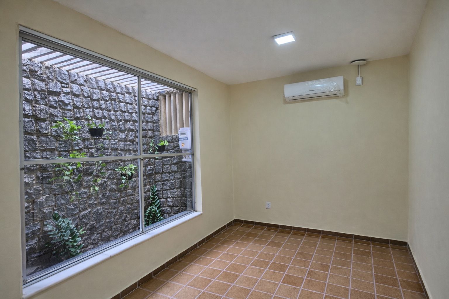 Sala comercial ampla e iluminada